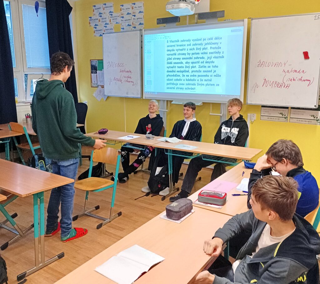 Simulovaný soudní proces ve třídě deváťáků v ZŠ Litvínovská 600